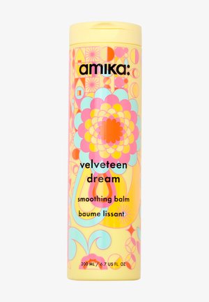 Contenitore cilindrico giallo con vivaci motivi floreali e geometrici. Contiene 200 mL di balsamo levigante, etichettato "velveteen dream".