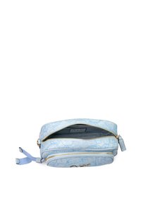 Borsa cosmetica blu a fantasia con scomparti a doppia zip, materiale morbido e testurizzato, e hardware in tonalità oro. Accentuata da un tirazip azzurro chiaro.