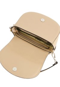 Beige Lederhandtasche mit einer runden Klappe, silbernen Beschlägen, einem Reißverschluss-Innenfach und einem abnehmbaren Tragegurt. Strukturierter Futterstoff ist im Inneren sichtbar.