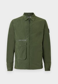 Groene ritsjack gemaakt van textuurstof, met een kraag, een borstzak met rits en een extra klepzak aan de voorkant.