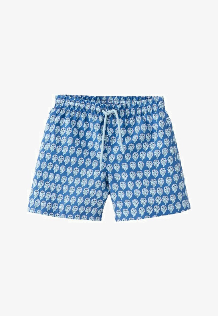Shorts de bain bleus avec une ceinture élastique blanche et un cordon, recouverts de motifs répétés de crânes blancs et bleu clair.