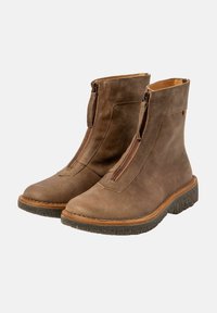 Botas de tobillo de cuero marrón con cremallera frontal, punta redondeada, suela de goma texturizada y un detalle de costura mínima.