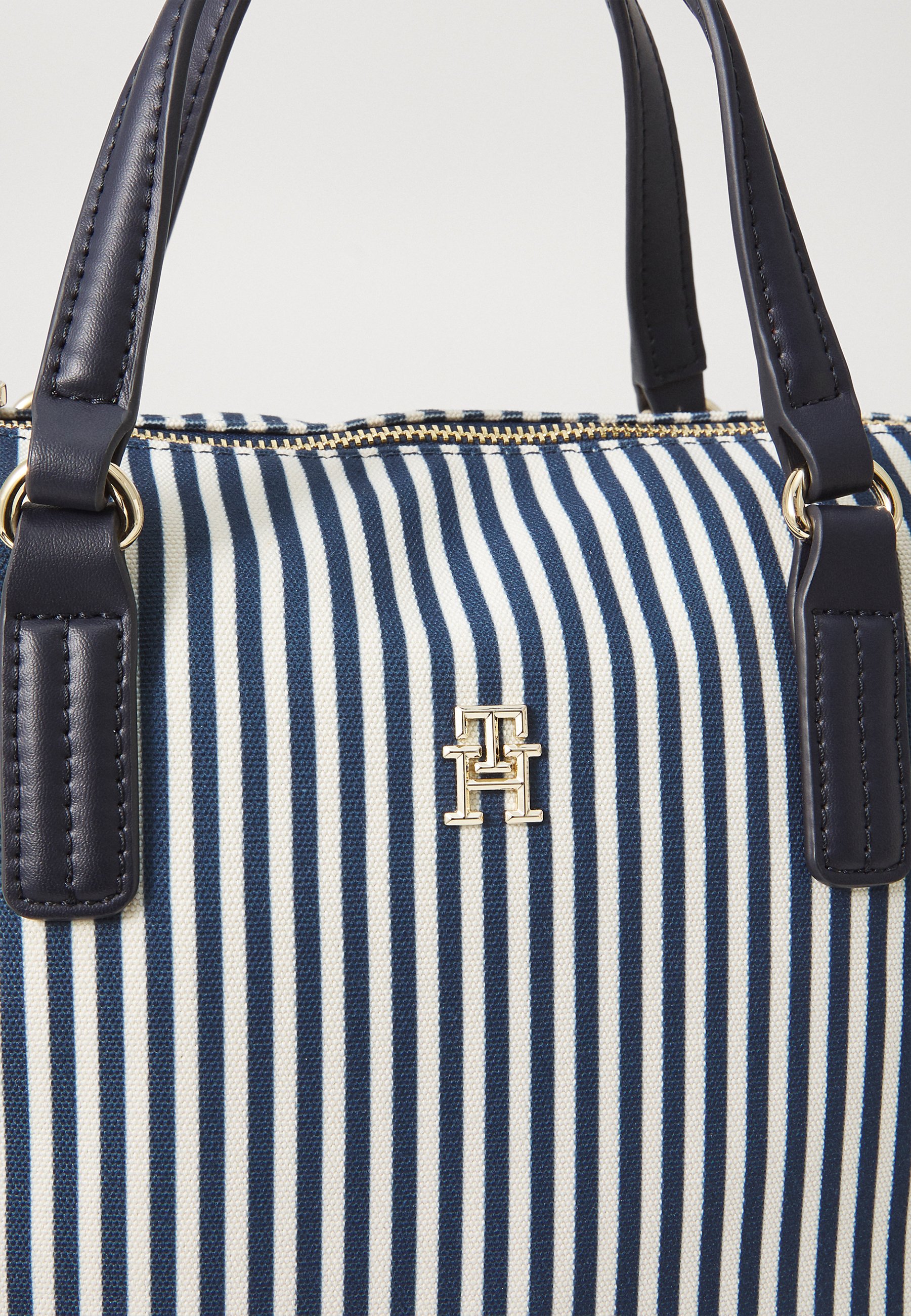 ★ ★ Poppy Summer Small Tote Bag T22F1ABG051WT Amazon.com: Tommy Hilfiger Womens Poppy Small Tote, Ecru