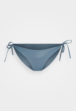 Parte de baixo de biquíni azul-claro feita de tecido suave, apresentando um design de corte baixo com cordões de ajuste em cada lado e uma silhueta simples.