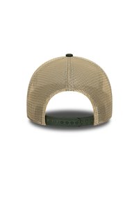 Gorra con malla en la parte posterior, color marrón claro con correa ajustable verde. Corona redondeada con malla ventilada y visera suave. Botón redondeado en la parte superior.