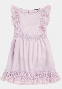 Fioletowa sukienka z koronkowymi falbanami przy rękawach i na dole, z gumką w talii oraz gładkim materiałem. Posiada delikatne koronkowe detale wzdłuż krawędzi.
