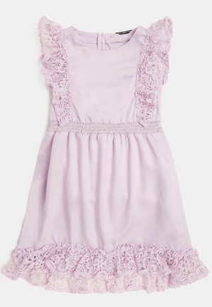 Robe lilas avec des manches en dentelle à volant et un ourlet en dentelle, taille smockée et tissu uni. Présente des détails en dentelle délicate le long des bords.