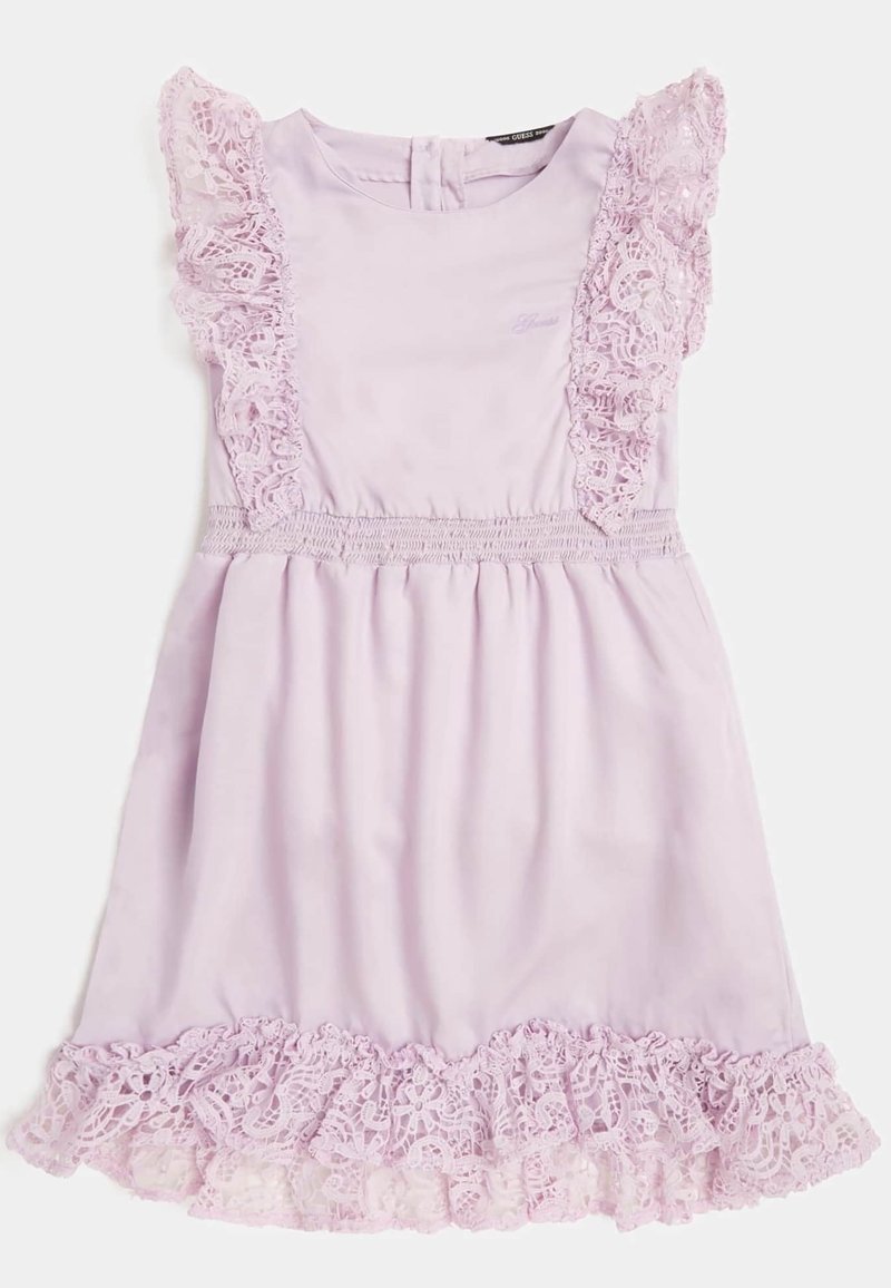 Fioletowa sukienka z koronkowymi falbanami przy rękawach i na dole, z gumką w talii oraz gładkim materiałem. Posiada delikatne koronkowe detale wzdłuż krawędzi.