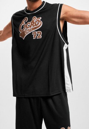 Uomo che indossa una canotta sportiva nera senza maniche e pantaloncini abbinati con il logo "Ecko Unltd. 72" in marrone e bianco su uno sfondo semplice.