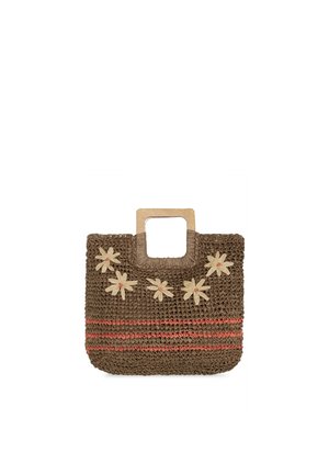 Borsa intrecciata marrone con manici quadrati in legno, decorata con sei fiori beige e tre strisce orizzontali color corallo vicino al fondo.