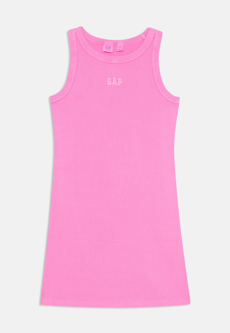 Ärmlös klänning i ljusrosa ribbat tyg, med ordet "GAP" broderat i vitt, med en figursydd form och midilängd.