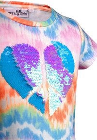 Krátký rukáv tričko s barevným batikováním. Na přední straně má třpytivý design srdce vyrobený z modrých a fialových flitrů.