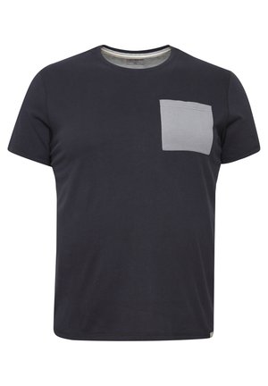 Marineblauwe katoenen T-shirt met korte mouwen en een grijze patchzak. Crew neck ontwerp met een zachte textuur en minimale stikdetails.