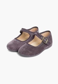 Zapatos Mary Jane de terciopelo en gris oscuro, con punta redonda, correa ajustable con hebilla, suela plana y parte superior suave y texturizada.