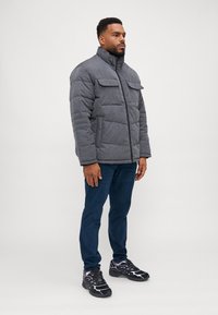 Jack & Jones JJBUILD PUFFER JACKET - Talvejope - dark grey melange