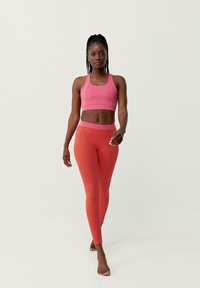 Born Living Yoga NAVANI - Sport-BH med medium stöd - coral