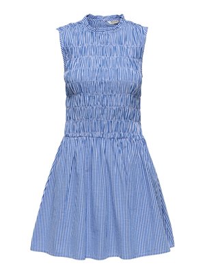 Rochie fără mâneci, în carouri alb-albastru, cu corset smockat, guler înalt cu volane și fustă evazată.