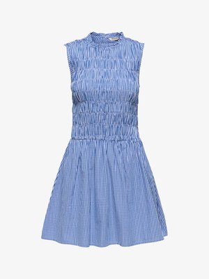 Rochie fără mâneci, în carouri alb-albastru, cu corset smockat, guler înalt cu volane și fustă evazată.