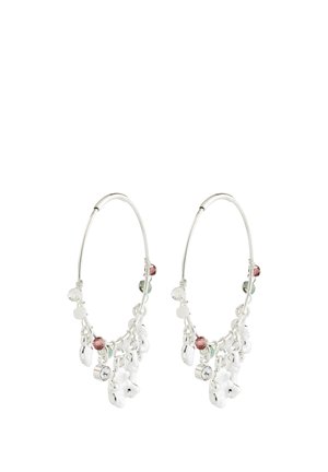 Sølv øreringe med ringe med hængende hvide blomst vedhæng og små lyserøde, grønne og klare perler, der dekorerer ringene.