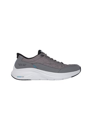 Scarpe sportive Skechers Slip-Ins grigie con suola spessa in schiuma Contour bianca, tomaia trapuntata, chiusura con lacci e collarino nero al tallone.