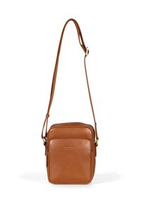 Brun läder crossbody-väska med justerbar rem, rektangulär form, dragkedjefack och präglad logotyp på framsidan.