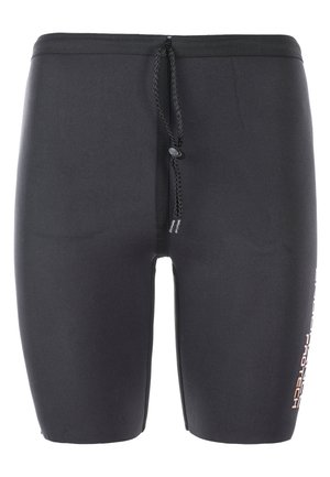 Schwarze Badehosen aus elastischem Material, mit einem Kordelzugbund und einem orangefarbenen Logo an der Seite. Glattes, körperbetontes Design.