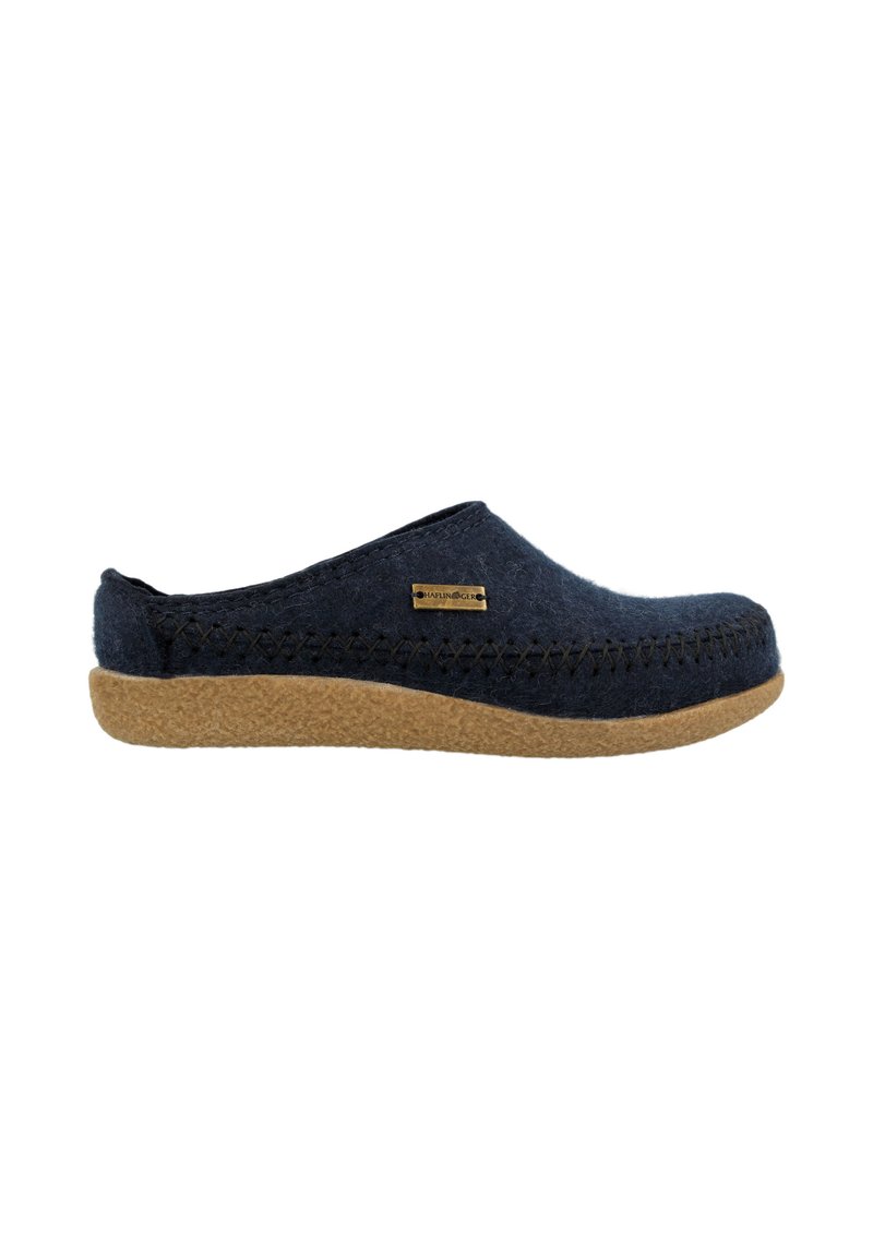 Dunkelblaue Filz-Schlupfschuhe mit strukturiertem Obermaterial, versehen mit einem geflochtenen Akzent und einer braunen Gummisohle. Kleines metallisches Branding-Detail sichtbar.