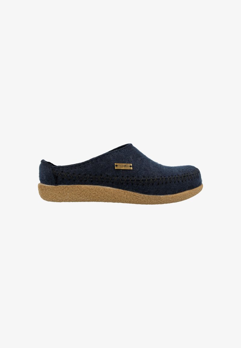 Sabot en feutre bleu foncé, à enfiler, avec une surface texturée, doté d'une accent tissé et d'une semelle en caoutchouc brune. Détail de marque métallique discret visible.