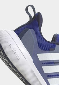 Buty sportowe z przewiewnej siateczki w kolorze granatowym, szare akcenty, białe paski oraz teksturowana gumowa podeszwa z logo "cloudfoam".