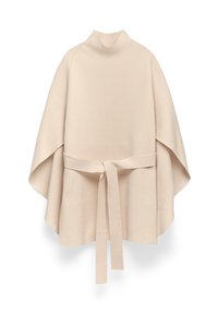 Beige gebreide poncho met hoge hals en bijpassende riem om de taille, met brede, vloeiende mouwen en een gladde textuur.