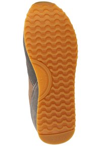 Semelle extérieure en caoutchouc texturé avec un motif ondulé, dotée d'un dessus gris et d'accents beige. Comprend un détail de marque circulaire et un marqueur de taille.