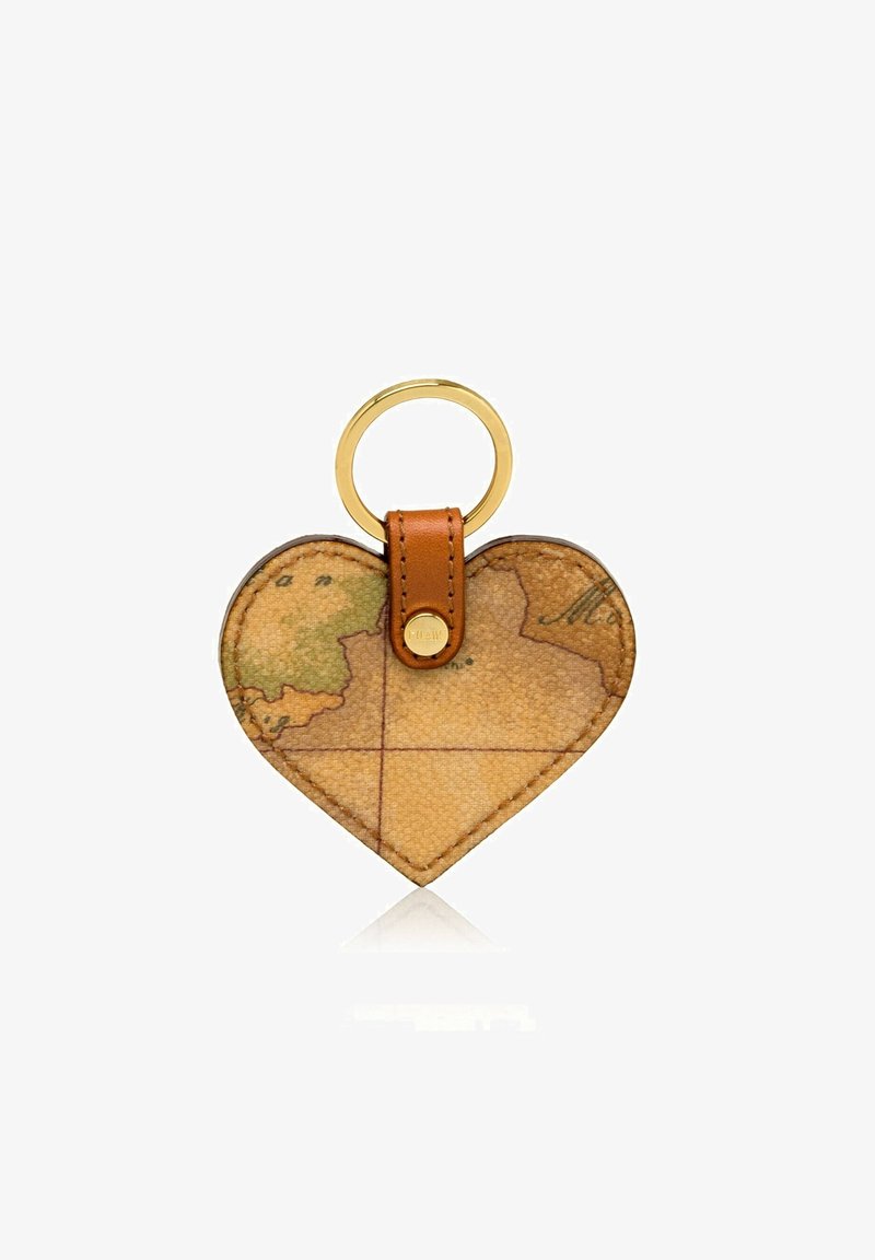 Portachiavi a forma di cuore realizzato in materiale texturizzato con un design di mappa vintage in marrone e beige, attaccato a un anello in metallo dorato tramite un cinturino in pelle marrone.