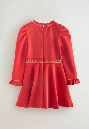 Abito rosso realizzato in tessuto morbido, con maniche lunghe a sbuffo, polsini con volant e una fascia con logo dorato in vita, dotato di zip posteriori.