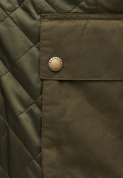 Ραμμένο με όψη καπιτονέ ύφασμα σε ελιά, με λείο καπάκι τσέπης σε ελιά, ασφαλισμένο με στρογγυλό ορειχάλκινο κουμπί με την επωνυμία "Barbour".