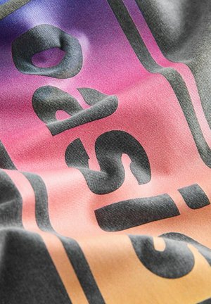 Tissu avec un motif dégradé passant du violet au rose. Texte graphique noir proéminent et texture lisse, légèrement brillante.