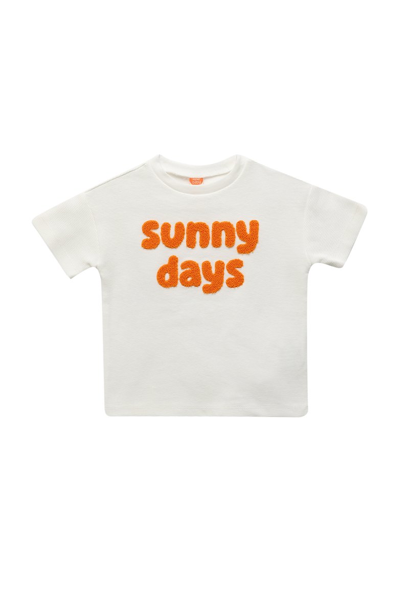 Hvid kortærmet t-shirt med struktureret orange skrift, der står "solrige dage." Enkel design med rund halsudskæring.