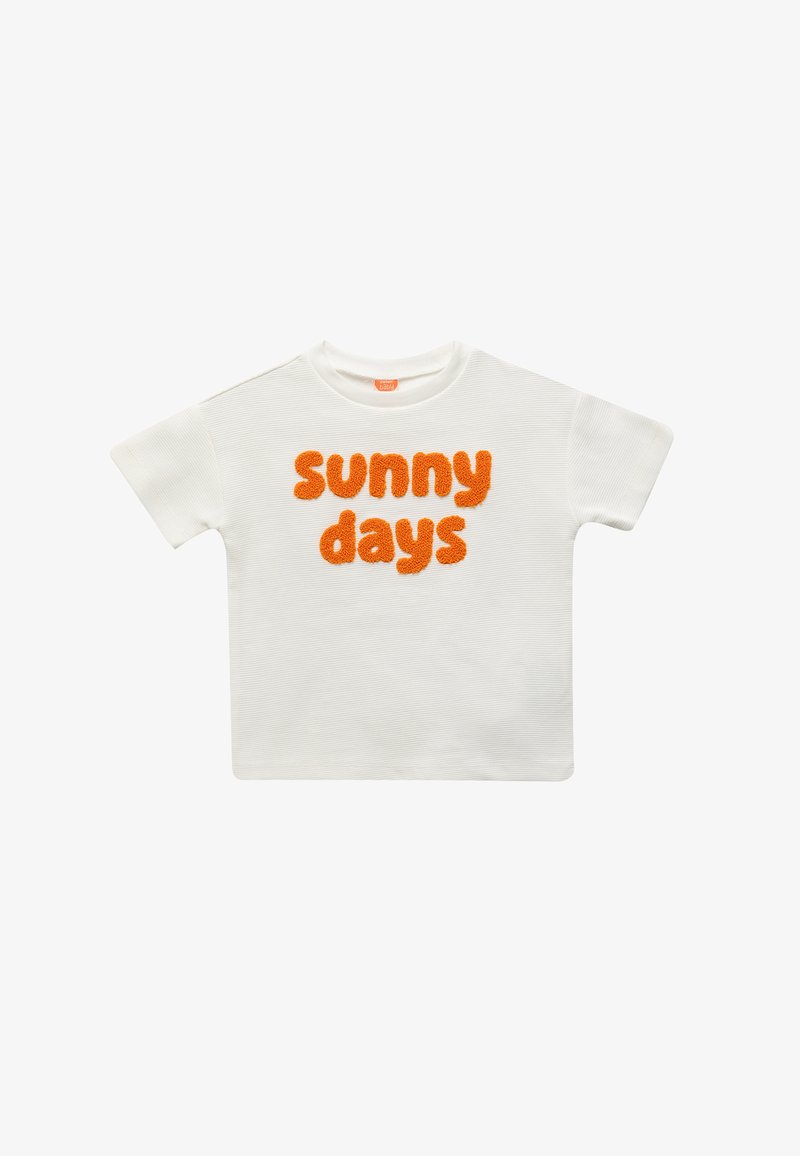 Hvid kortærmet t-shirt med struktureret orange skrift, der står "solrige dage." Enkel design med rund halsudskæring.