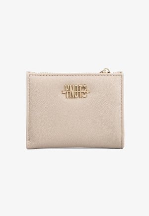 Portafoglio beige con texture, dotato di zip in metallo dorato e logo dorato con la scritta "YNOT?" centrata sul davanti.