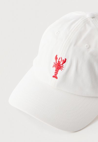 Casquette blanche de baseball avec un petit motif de homard rouge brodé sur le panneau avant.