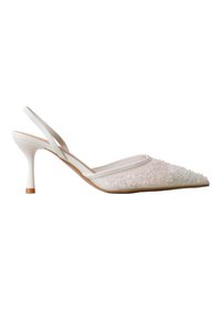 Escarpin slingback blanc à bout pointu avec un talon fin et haut, orné de sequins et perles décoratives sur la partie avant supérieure.
