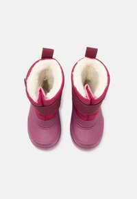 Par de botas de invierno para niños en color rosa con forro de felpa blanca, suelas de goma y tiradores, sobre un fondo blanco liso.