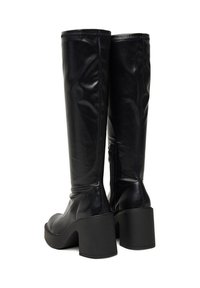 Botine din piele neagră, până la genunchi, cu toc bloc, având un fermoar pe lateral și o textură netedă. Design simplu cu detalii discrete de cusătură.