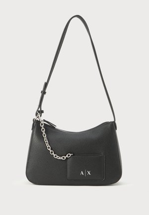 Čierna kožená taška cez rameno s textúrovaným povrchom, so zipsom a strieborným reťazovým akcentom. Obsahuje prednú kapsu s logom.