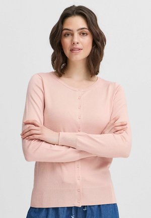 Cardigan rose clair en matériau doux, avec un col rond, une fermeture à boutons et des manches longues. Texture lisse avec un ourlet côtelé.