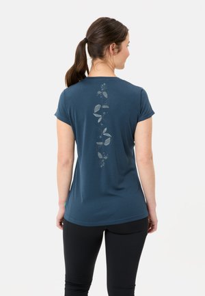 Kurzärmliges, türkisfarbenes T-Shirt aus weicher Baumwolle, mit einem vertikalen Blumenmuster in hellgrau auf dem Rücken.