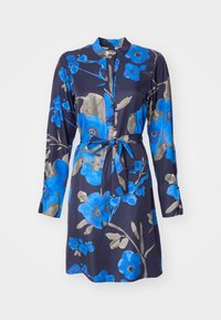 Blommig klänning i marinblått tyg med stora blå och grå blommor. Har långa ärmar, en ståkrage och ett knytbart midjebälte för att ge form.