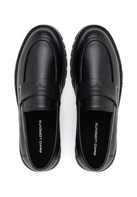 Czarne skórzane mokasyny o gładkim wykończeniu, z zaokrąglonym detalem szwu na cholewce oraz teksturowaną gumową podeszwą zapewniającą przyczepność.