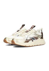 Sneaker mit einem weißen und metallisch silbernen Obermaterial, das braune Akzente, einen strukturierten Stoff und eine Gummisohle mit einem gemusterten Profil aufweist.