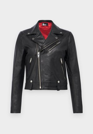 Veste de biker en cuir noir avec un design court, fermeture éclair asymétrique, quincaillerie argentée et doublure intérieure rouge. Comprend des poches zippées.