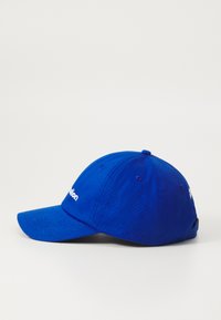 Căciulă de baseball din bumbac albastru, cu o margine curbată, având un logo alb pe partea din față și o curea ajustabilă în spate.